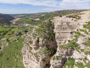 Schlucht mit Souskiou im Hintergrund